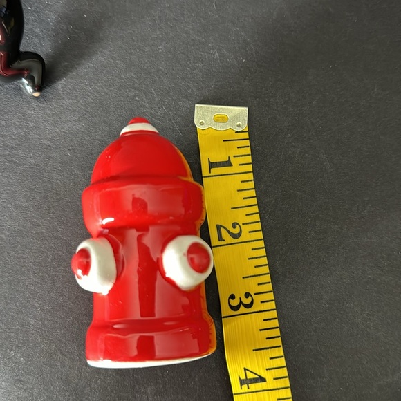 Dog and Fire Hydrant Salt and Pepper Shakers - Picture 5 of 14